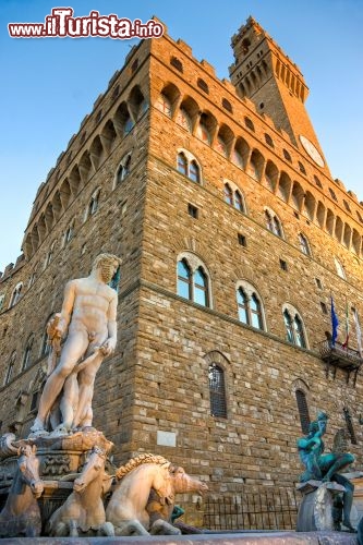 Immagine Palazzo Vecchio al tramonto, in Piazza della Signoria a Firenze: in primo piano la copia della statua del David di Michelangelo. L'originale si trova nella Galleria dell'Accademia - © Luciano Mortula / Shutterstock.com