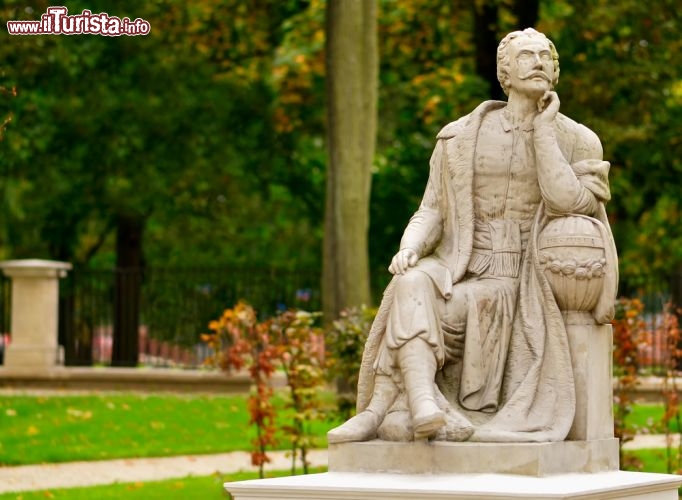 Immagine Il Palazzo Wilanow di Varsavia (Polonia): una statua nei giardini. Il palazzo Wilanow era collegato al castello dalla "Trakt królewsk", l'antica Strada Reale - © Tjomek / Shutterstock.com