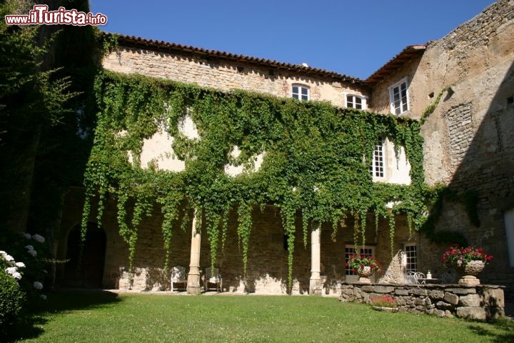 Immagine Coorte interna di un palazzo del centro storico Mirepoix, ora adibito a ristorante. Questa ridente località dell'Ariege si trova nel sud della Francia - © Tourisme de Mirepoix