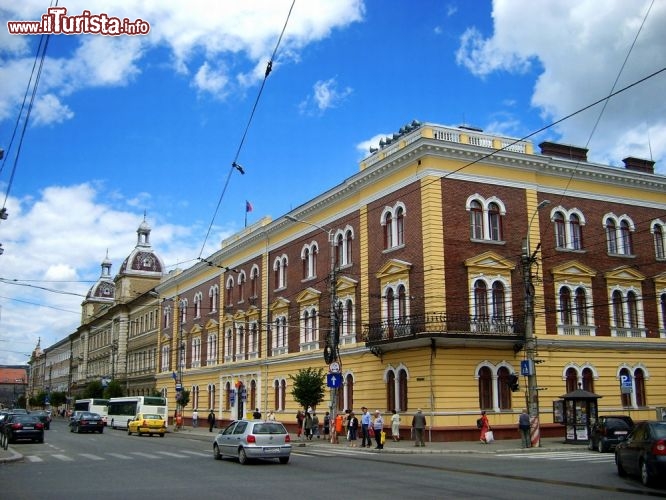 Immagine Palazzo a Cluj Napoca, Romania - Andando alla scoperta del cuore storico di Cluj ci si imbatte in edifici dalla caratteristica architettura a cui si affiancano le decorazioni della facciata e gli ornamenti a copertura delle finestre © Cocota Anca / Shutterstock.com