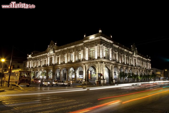 Immagine Il centro storico di Guadalajara: la capitale dello Stato di Jalisco e seconda città per dimensioni del Messico, è ricco di palazzi, sculture, parchi e fontane che contribuiscono a rendere unica quella che per molti considerano la città-simbolo del paese - © Jesus Cervantes  / Shutterstock.com