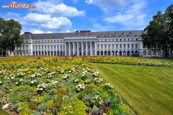 Immagine Il suntuoso Palazzo dei Principi Elettori di Coblenza: siamo nel Land della Renania Palatinato, nell'ovest della Germania - © Bclearlens / Shutterstock.com