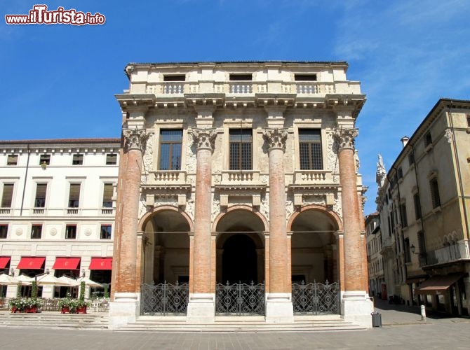 Immagine Il palazzo del Capitaniato di Vicenza, detto anche Loggia del Capitanio o Loggia Bernarda, fu progettato da Andrea Palladio in età rinascimentale, a partire dal 1565, e ancora oggi si affaccia sulla centrale Piazza dei Signori davanti alla Basilica Palladiana, attualmente sede del consiglio comunale cittadino. Dal 1994 è un bene Patrimonio dell'Umanità dell'UNESCO - © cristalvi / Shutterstock.com