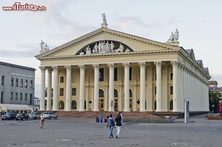 Immagine Il Palazzo dei Sindacati di Minsk, Bielorussia, si trova in Piazza Ottobre, dove fu inaugurato nel 1956 e continua a proporre ogni anno circa 700 eventi culturali di vario genere. Progettato dall'architetto V.Ershov e costruito tra il 1949 e il 1954, l'edificio è composto da diverse sale per una capacità totale di oltre 800 persone, e si fa riconoscere per la facciata in stile neoclassico. Il colonnato è sormontato da un frontone con una serie di statue - © Dmitrydesign / Shutterstock.com