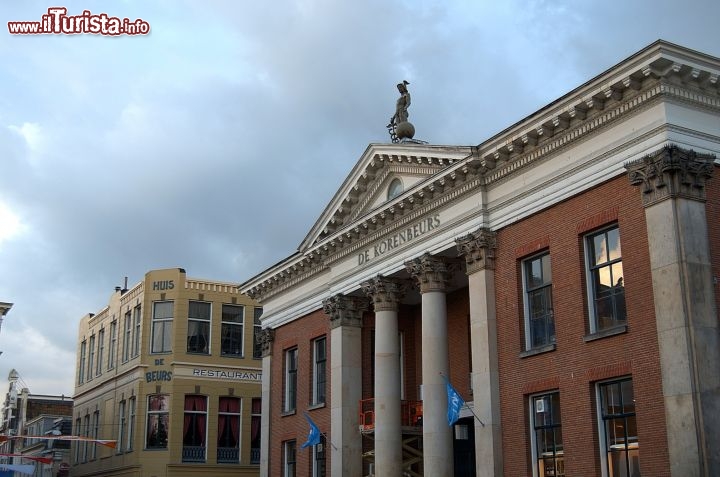 Immagine Il Palazzo del Commercio con la statua di  Mercurio in centro a Groningen Olanda