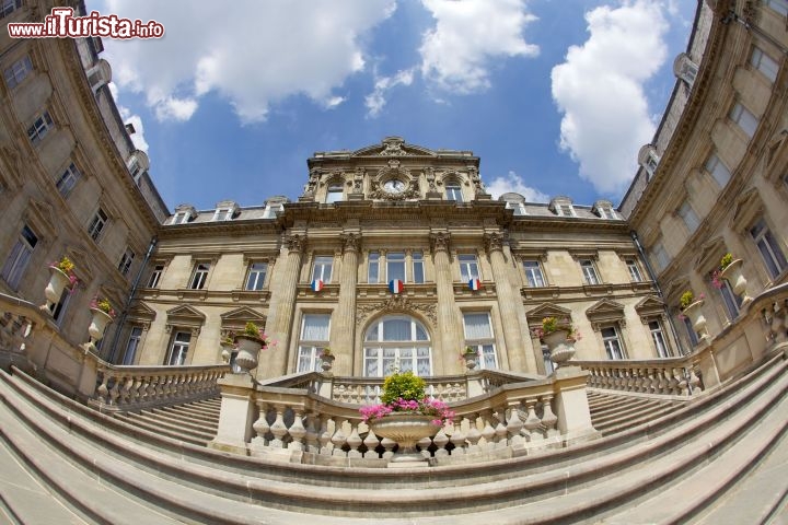 Immagine Il monumentale Palazzo della Prefettura a Lille, Francia. Antistante il Palais des Beaux Arts, l'antico edificio neoclassico che ospita la prefettura si presenta con un'ampia scalinata da cui si accede agli interni - OT Lille / © Laurent Ghesquiere