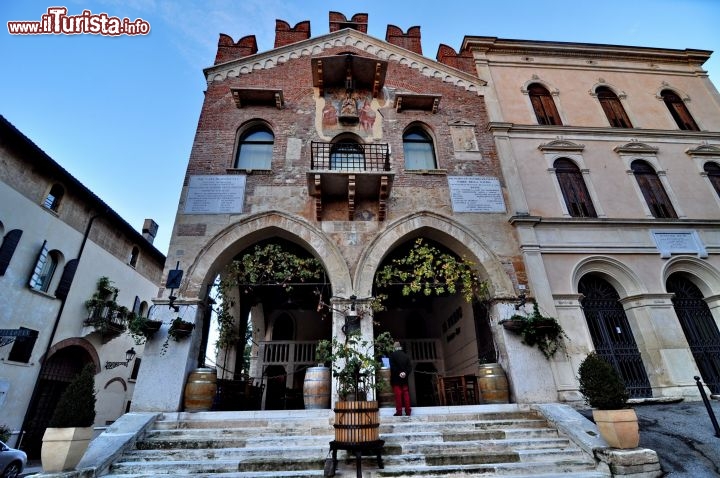 Immagine Il Palazzo di Giustizia a Soave: l'edificio con loggia del 15 secolo si trova in Piazza Antenna. Ospita una enoteca al piano terra ed uffici pubblici al piano superiore