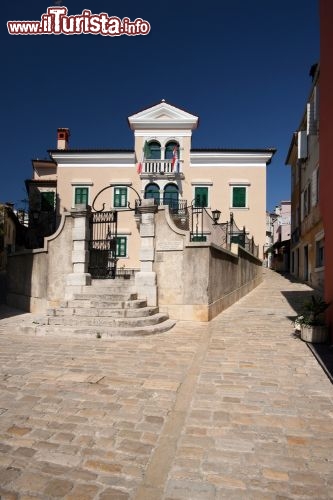 Immagine Fotografia di un tipico palazzo medievale a Rovigno in Istria (Croazia) - © lero / Shutterstock.com
