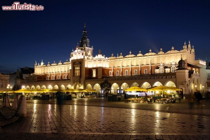 Immagine Il Palazzo del mercato dei tessuti, si trova nel cuore della piazza centrale di Cracovia in Polonia - © Brzostowska / Shutterstock.com