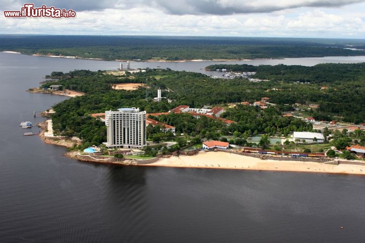 Immagine Palazzo moderno a Manaus, sulle rive del Rio Negro in Brasile  - © guentermanaus / Shutterstock.com