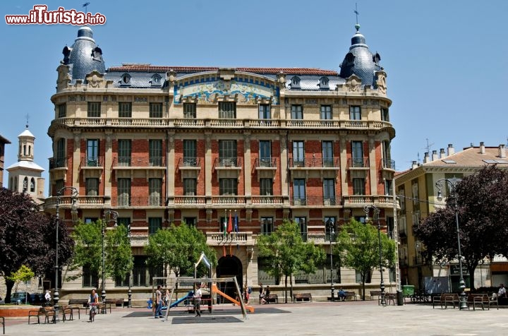 Immagine Uno degli edifici storici che si incontrano nel centro di Pamplona (Navarra, Spagna) tra le tante piazze - © Matyas Arvai / Shutterstock.com