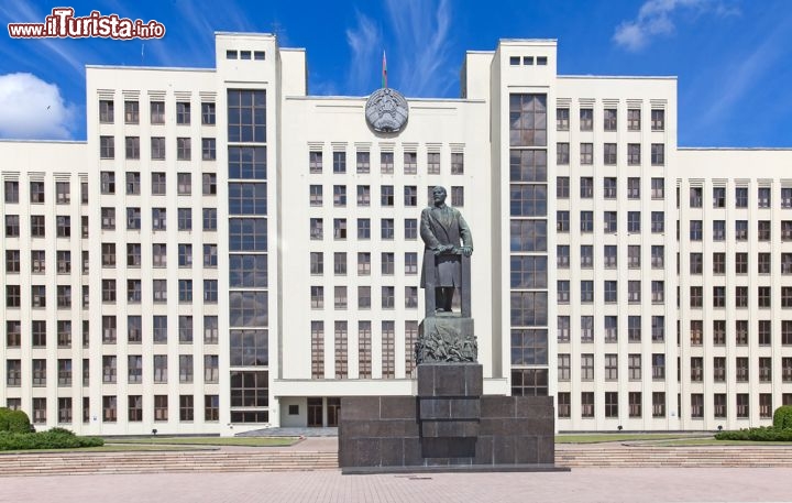 Immagine Il Palazzo del Parlamento della Bielorussia si trova a Minsk, dove fu costruito su Piazza dell'Indipendenza nel 1938. Oltre ad essere la capitale del paese, Minsk è centro amministrativo della Regione e del Distretto di Minsk. Di fronte al palazzo troneggia la statua di Lenin - © Fedor Selivanov / Shutterstock.com