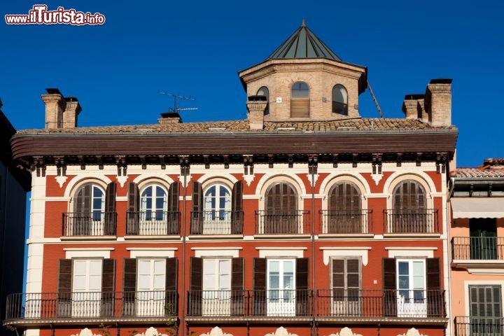 Immagine Dalla Plaza del Castillo, "salotto" all'aperto di Pamplona, partono le visite guidate per il centro della città. E' il cuore del capoluogo della Navarra, teatro di importanti fatti storici e sede di eleganti palazzi, come quello nell'immagine - © Francisco Javier Gil / Shutterstock.com