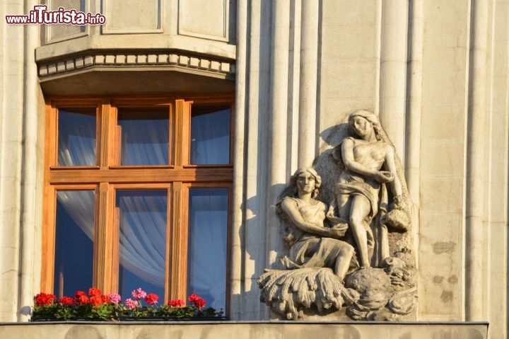 Immagine Palazzo storico di Brasov, Romania - Molti edifici storici che sorgono nel cuore della città di Brasov sono impreziositi da gruppi scultorei finemente decorati, come quello nell'immagine, realizzati per abbellirne le facciate © Cristian Gusa / Shutterstock.com
