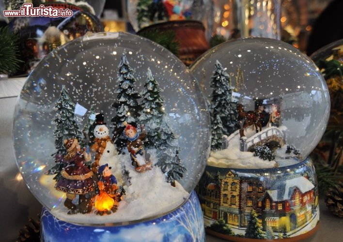 Immagine Palle di Natale con neve "automatica" in una bancarella del mercatino di Natale (Christkindlemarkt) a Salisburgo, in Austria.