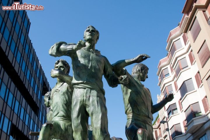 Immagine A Pamplona (Navarra, Spagna) la festa di San Firmino è così famosa da essere celebrata da varie statue: questa rappresenta il cosiddetto "encierro", la corsa di tori all'inseguimento dei partecipanti che si svolge per le vie della città, in un'atmosfera di ebbrezza ad alto tasso di adrenalina - © NCG / Shutterstock.com