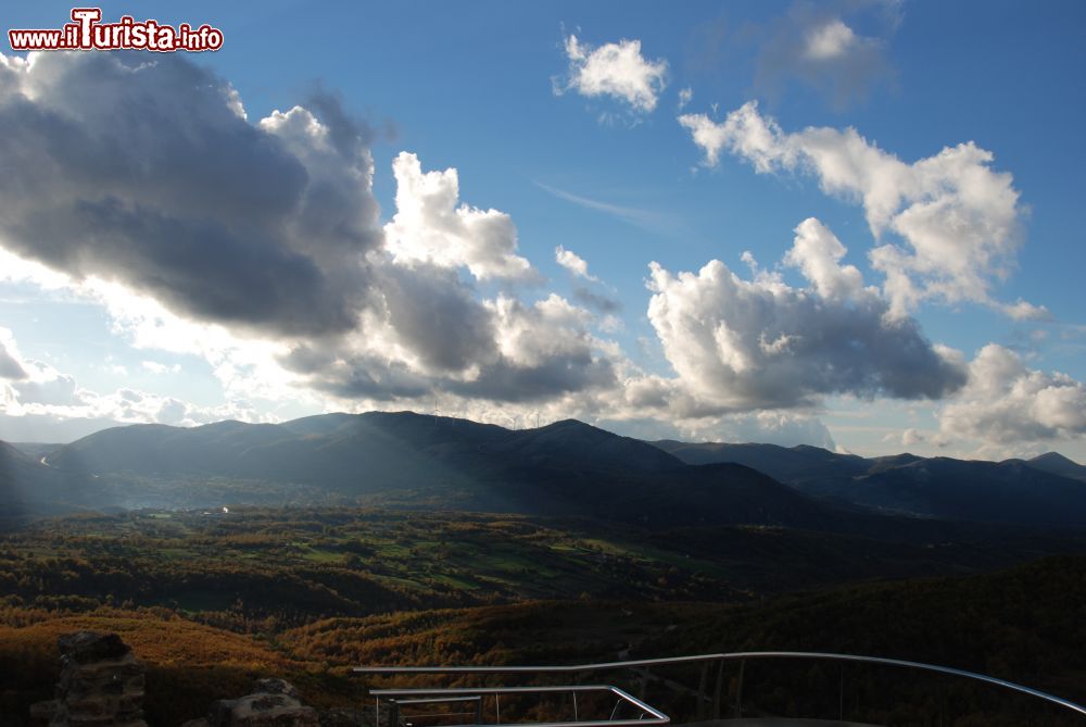 Immagine Panorama dalla via Ferrata a Sasso di Castalda in Basilicata. Il Parco avventura offre emozioni e splendide viste sui monti della Lucania - ©  www.pontetibetanosassodicastalda.com