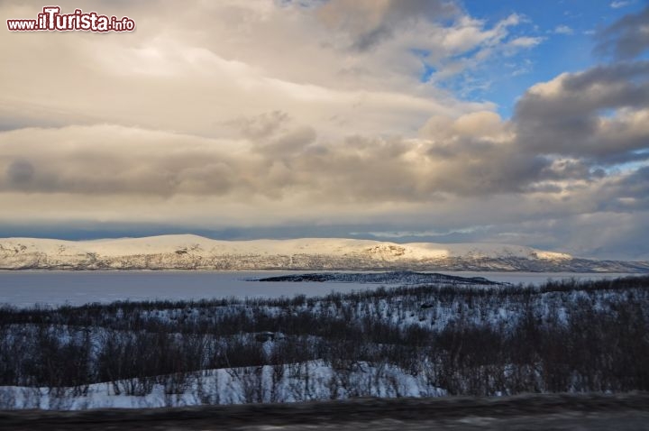 Immagine Panorama nei dintorni di Abisko: in fotografia il Tornetrask lake, il settimo per estensione della Svezia, il secondo come profondità