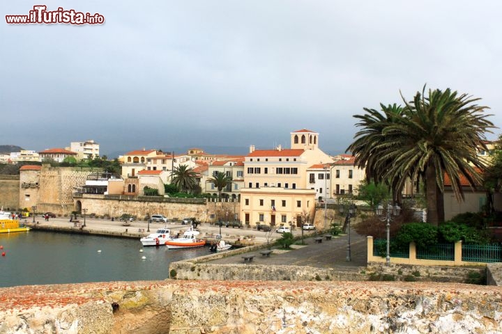 Immagine Panorama di Alghero, nel nord-ovest della Sardegna, lungo la Riviera del Corallo. Dal porto turistico, incorniciato dagli antichi bastioni cittadini, si può partire per le vicine Grotte di Nettuno e altre attrazioni lungo la costa, mentre lo scalo marittimo di riferimento della città si trova a Porto Torres, a una trentina di chilometri  - © ZeeDevil / Shutterstock.com