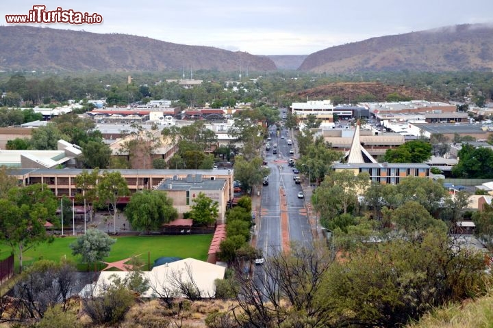 Immagine Da Anzac Hill si domina la città di Alice Springs,  Northen Territory - Il nome di questa collina, che sorge a poca distanza dal centro, è dovuto ad un memoriale sui caduti della Prima e Seconda Guerra Mondiale, delle truppe Australiane-Neozelandesi.