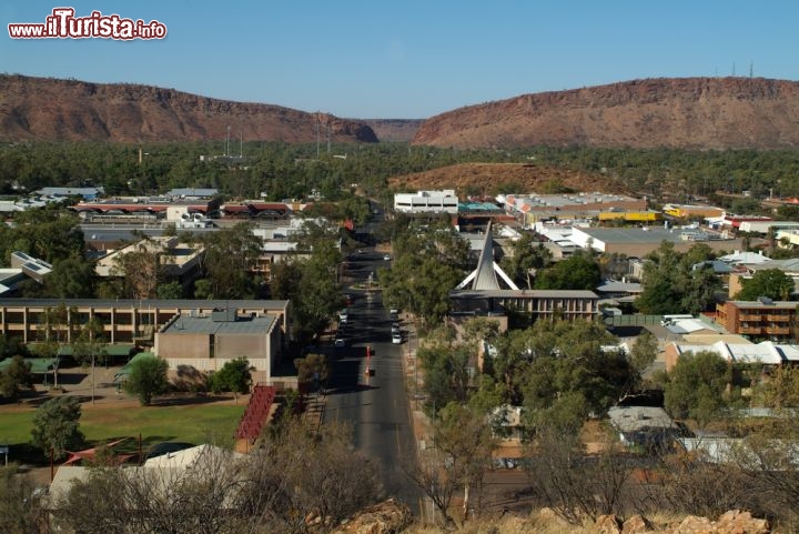 Immagine Panorama di Alice Springs - La città più importante del deserto australinao, si trova a circa metà strada della Stuart Highway - © fritz16 / Shutterstock.com