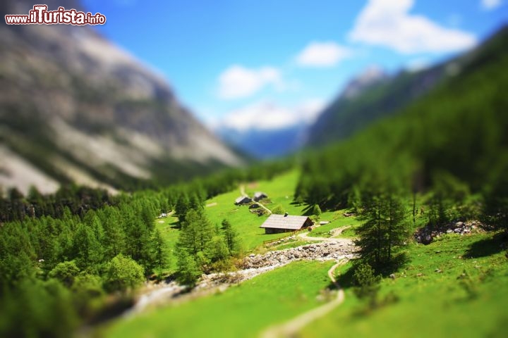 Immagine Panorama sulle Alpi con effetto Tilt-Shift, il paesaggio si trasforma in un miniatura - © Luca Villanova/ Shutterstock.com