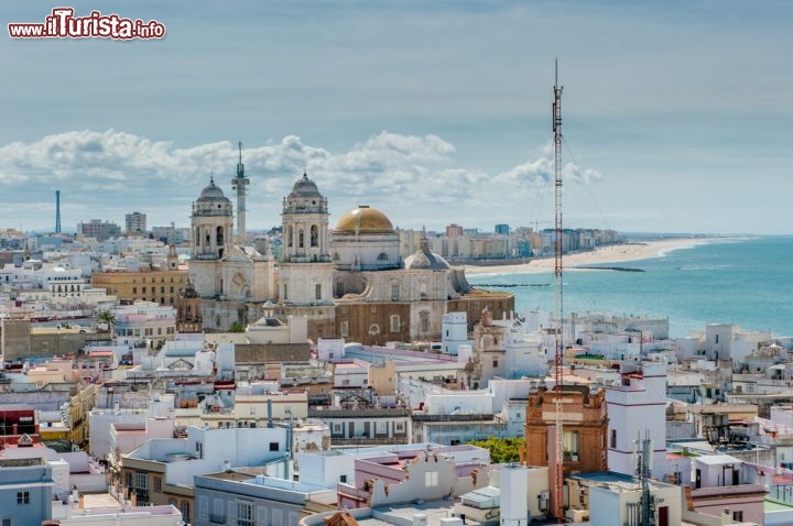 Immagine Panorama del centro di Cadice, una delle città storiche del sud della Spagna  - © javarman / Shutterstock.com