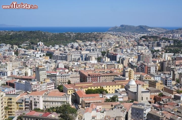 Immagine Il Panorama di Cagliari: si intravede sullo sfondo la Sella del Diavolo - © Elisa Locci / shutterstock.com