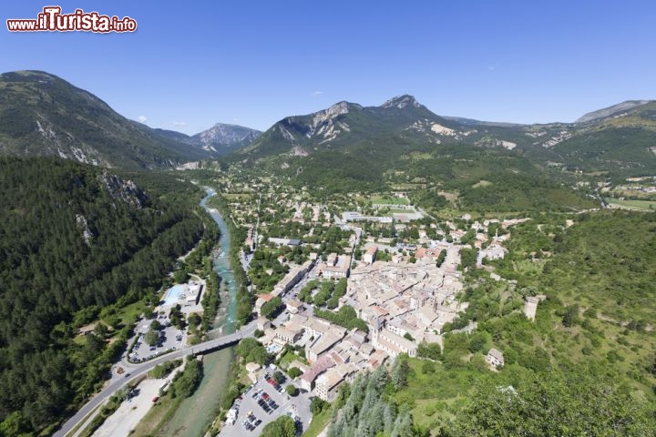 Immagine Panorama di Castellane, fotogrfata  dalla Chapelle Notre Dame du Roc, in Provenza - © David Evison
/ Shutterstock.com