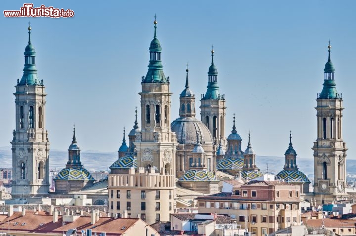 Immagine Saragozza, capoluogo della Comunità autonoma dell'Aragona, Spagna: le cupole, le torri e le guglie della Cattedrale del Pilar sono indubbiamente state costruite per avvicinare l'uomo al cielo - © Anibal Trejo / Shutterstock.com