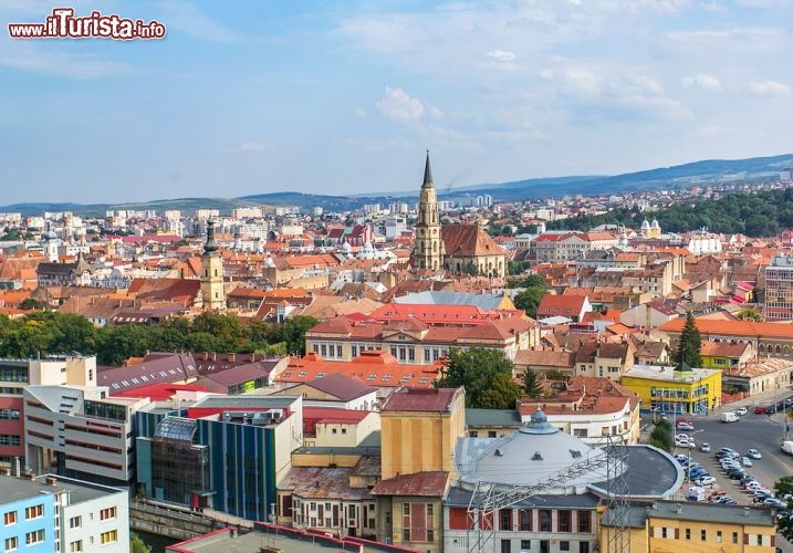 Immagine Panorama su Cluj Napoca, Romania - Dall'alto si può ammirare uno spettacolare scorcio paesaggistico a 360° sulla città simbolo della Transilvania, considerata una delle più visitate in Romania grazie alla cucina raffinata, al ricco patrimonio architettonico e alle numerose attività culturali © Mazzzur / Shutterstock.com