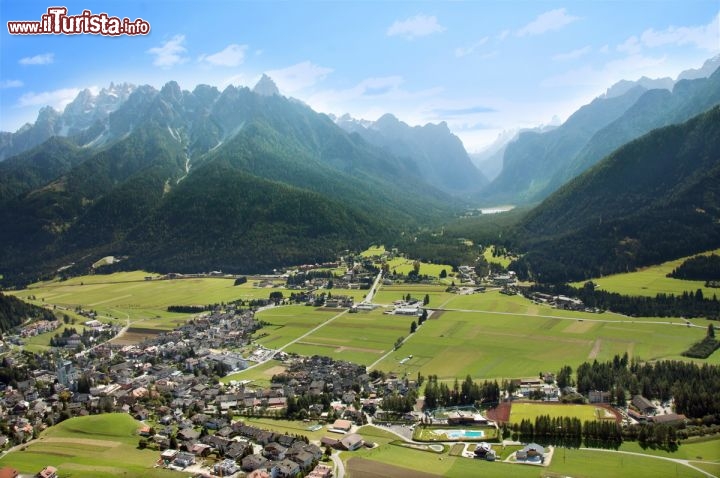 Immagine Panorama di Dobbiaco: in Alta Pusteria in estate - © sirio