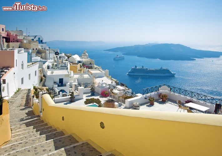 Immagine Panorama di Fira a Santorini, con il vulcano Nea Kameni sullo sfondo, uno deggli strato vulcani più attivi della Grecia - © Kavun Kseniia / Shutterstock.com