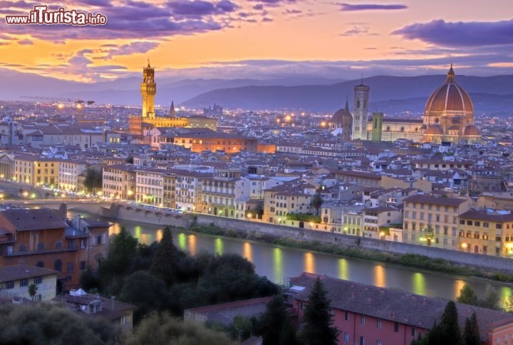 Immagine Panorama di Firenze al tramonto, ammirato dal Piazzale Michelangelo. Considerato uno dei luoghi più belli del mondo per godere di una vista di una città, la terrazza panoramica venne costruita nel 1865 durante il Risanamento fiorentino. Nei pressi del piazzale si trova la chiesa romanica di San Miniato al Monte - © Filip Fuxa / Shutterstock.com