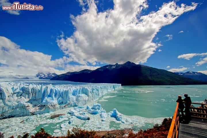 Immagine Il magico panorama dal punto di osservazione del Ghiacciaio Perito Moreno in Patagonia: siamo nei pressi della località di El Calafate, in Patagonia in Argentina. il Perito Moreno è uno dei pochi ghiacciai al mondo che è in contro tendenza: sta aumentando le sue dimensioni, anzichè ridursi come fanno gran parte dai ghiacciai del pianeta, che subiscono i cambiamenti climatici che stanno facendo aumentare le temperature globali del mondo - © Joshua Raif / Shutterstock.com