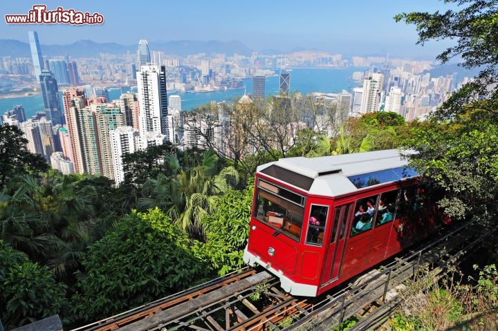 Immagine Panorama di Hong Kong: il Peak Tram, il tram turistico del belvedere di Victoria Peak, uno dei più famosi della Cina - © leungchopan / Shutterstock.com