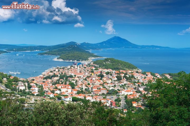 Immagine L'isola di Losinj fotografata dall'alto  - Le testimonianze di insediamenti antichi, risalenti a oltre 4 mila anni fa, sono fra le più interessanti di questo lembo della Dalmazia. In particolar modo meritano una visita quelle dell'attuale Osor che un tempo fu l'antica Ossero dell'impero romano. Natura incontaminata e un glorioso passato storico sono il perfetto mix che conferisce all'isola un aspetto elegante e al contempo selvaggio per via della ricca vegetazione e del mare che la circonda © Evgeniya Moroz / Shutterstock.com