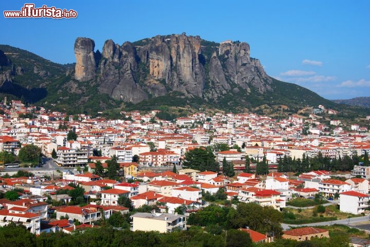 Immagine Foto panoramica di Kalambaka, Tessaglia - Cittadina moderna ai piedi delle Meteore, gli splendidi pinnacoli di roccia che le regalano una cornice fra le più suggestive al mondo, Kalambaka vanta origini antiche proprio come il nome stesso che dovrebbe derivare dal turco con il significato di "fortezza potente" © Emi Cristea / Shutterstock.com