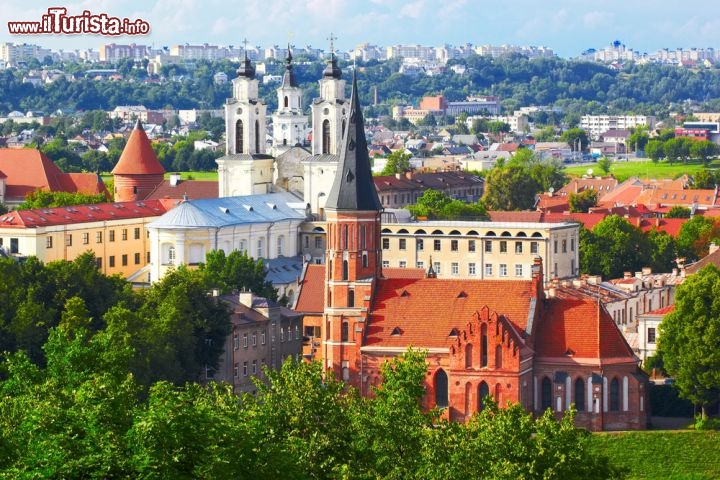 Immagine Il panorama di Kaunas visto dalla collina Aleksotas. Siamo nella Lituania centro-occidentale - © Raimundas / Shutterstock.com