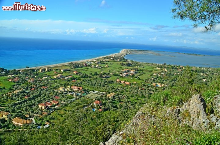 Immagine Panorama di Lefkada, Grecia - Fotografata dall'alto di St.Ionannis, l'isola appare in tutto il suo splendore. Grazie alla varietà del suo paesaggio e alle sue particolarità, è una delle isole più suggestive del Mar Ionio © kostasgr / Shutterstock.com