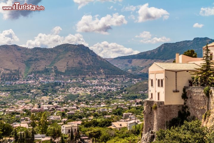 Immagine Panorama di Monreale, con vista sulla celebre Conca d'Oro di Palermo - © Andreas Zerndl / Shutterstock.com