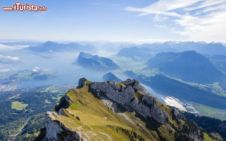 Immagine Panorama dalla cima del Monte Pilatus: in fondo il Lago di Lucerna o dei Quattro Cantoni, uno dei più famosi della Svizzera - © e X p o s e / Shutterstock.com