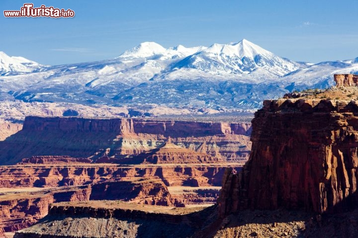 Immagine Panorama mozzafiato nel Parco Nazionale di Canyonlands dello Utah, USA: le gole profonde dei canyon, gli altipiani con le loro pareti a strapiombo e le alte montagne innevate creano uno scenario vertiginoso, che fa sentire piccoli e indifesi al cospetto della potenza della natura - © PHB.cz (Richard Semik) / Shutterstock.com