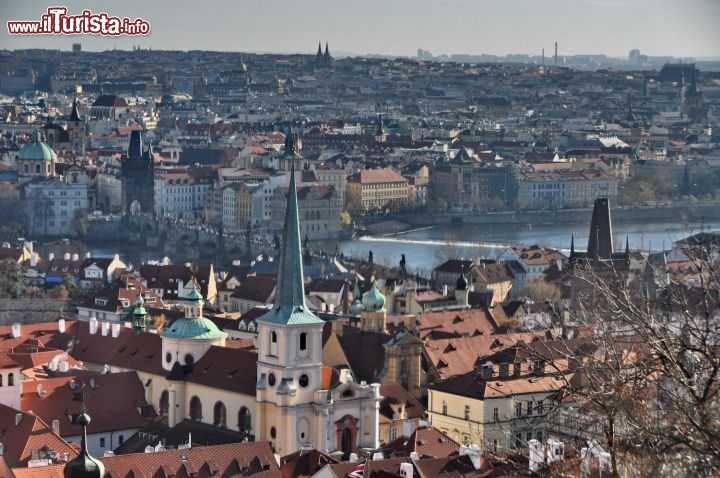 Immagine Panorama di Praga dal Castello: sulfiume il Ponte Carlo