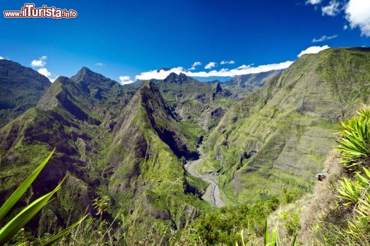 Immagine Il Parco Nazionale de La Réunion - l'isola francese di origine vulcanica che sorge nell'Oceano Indiano, a est del Madagascar - è stato dichiarato Patrimonio Mondiale dell'Umanità dall'UNESCO nel 2010. Nell'immagine uno dei panorami del parco, vertiginoso e commovente con le sue cime grandiose. Tra le vette e le foreste del parco si nascondono specie animali esotiche, soprattutto volatili, ma anche caratteristici villaggi creoli - © infografick / Shutterstock.com