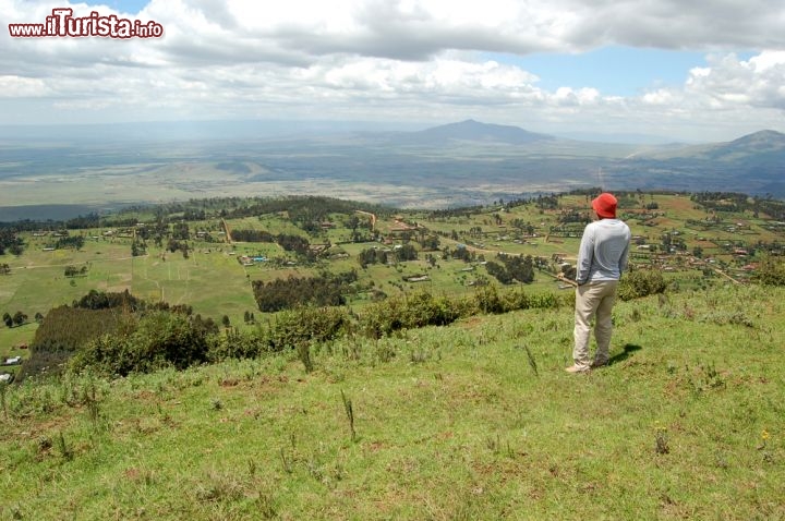 Immagine il panorama dal bordo meridionale della Rift Valley del Kenya. Questa depressione corre lungo l'Africa Orientale, da Gibuti fino al Mozambico, e rappresenta un tentativo in atto di separazione del Corno d'Africa dal resto del continente. In questa fessura della crosta terrestre si sono formati i grandi laghi africani ed alcuni tra i vulcani più importanti come il Mount Kenya e il Kilimangjaro - © Africanmoose / Shutterstock.com