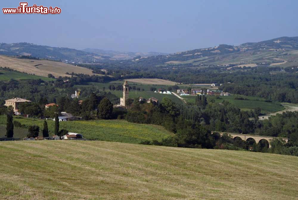 Immagine Il Panorama Schieti in provinica di Urbino nelle Marche - © Limoncellista - GFDL, Wikipedia