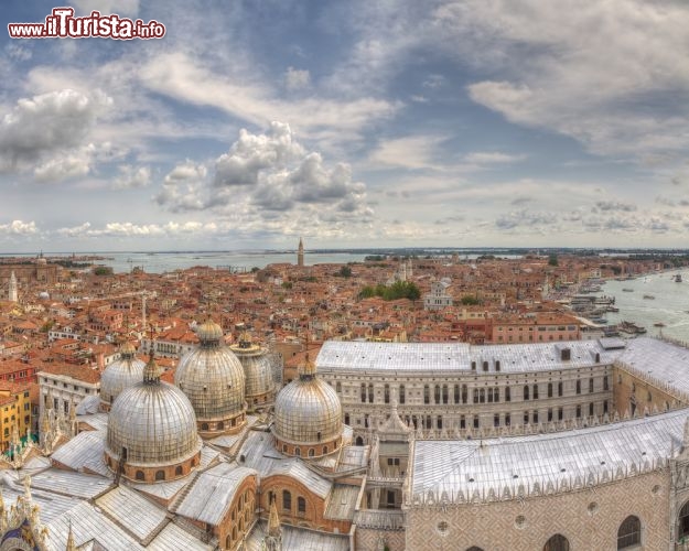 Immagine Panorama di Venezia, con in primo piano la Basilica di San Marco. Lo scatto è stato effettuato dalla cima del Campanile dell'omonima Piazza San Marco - © Anastasios71 / Shutterstock.com