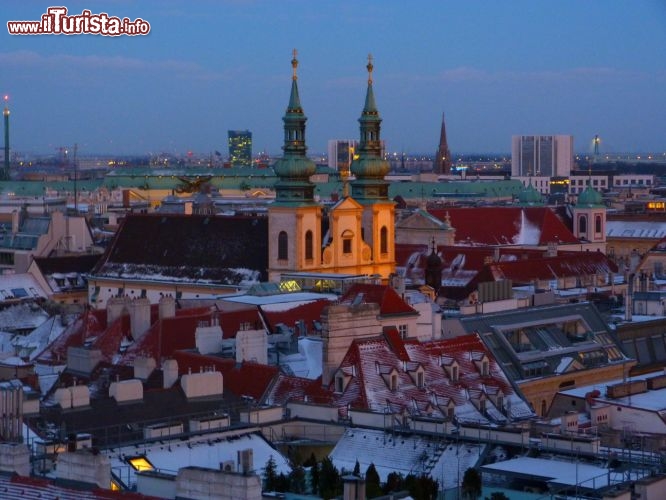 Immagine Panorama di Vienna fotografato dal campanile del Duomo di Santo Stefano. Illuminata dal sole al tramonto, in secondo piano, vedete la Chiesa dei Gesuiti