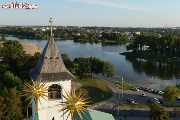 Immagine Panorama su Yaroslavl, Russia  - Il suggestivo panorama di cui si può godere osservando la città di Yaroslavl i cui commerci, un tempo come ancora oggi, si svolgevano lungo il corso d'acqua © Free Wind 2014 / Shutterstock.com